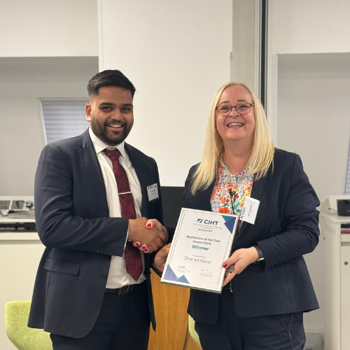 Inline image: Sharad Kerai receives the award from Karen McShane; credit: CIHT
